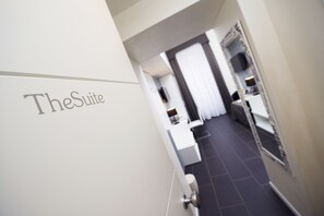 Habitación superior con 1 cama doble o 2 individuales | Minibar, caja fuerte, escritorio y camas supletorias