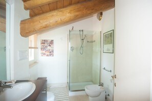 Vila, 4 quartos | Banheiro | Chuveiro, produtos de toalete grátis, secador de cabelo 