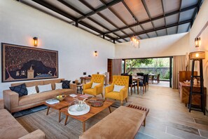 Villa, 3 habitaciones, piscina privada, vistas al jardín | Zona de estar | Una televisión de pantalla plana