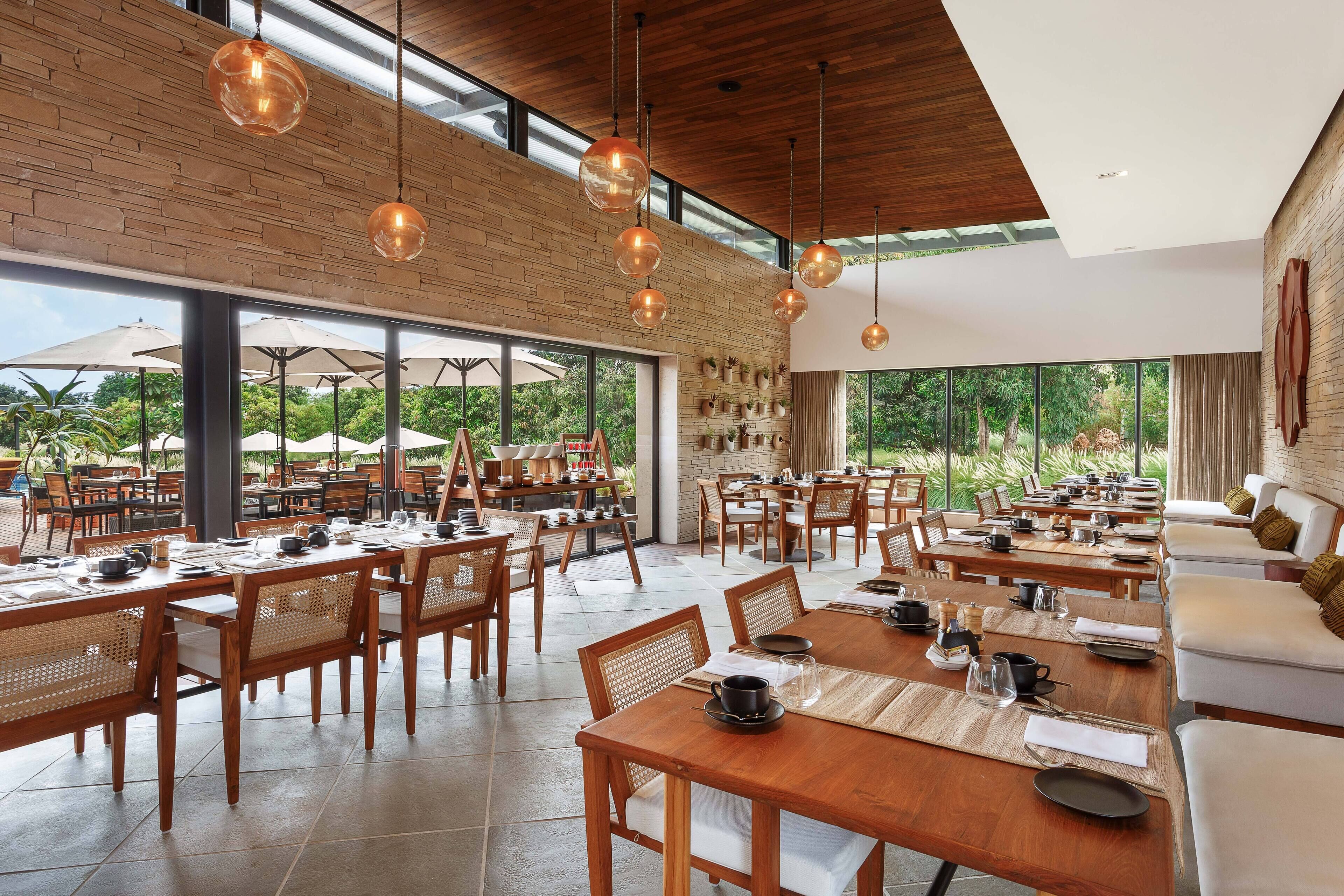 Lunch and dinner served, international cuisine