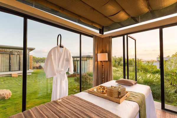 Body treatments, hydrotherapy, aromatherapy, hot stone massages