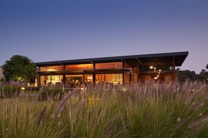 Fachada de la propiedad por la tarde o noche