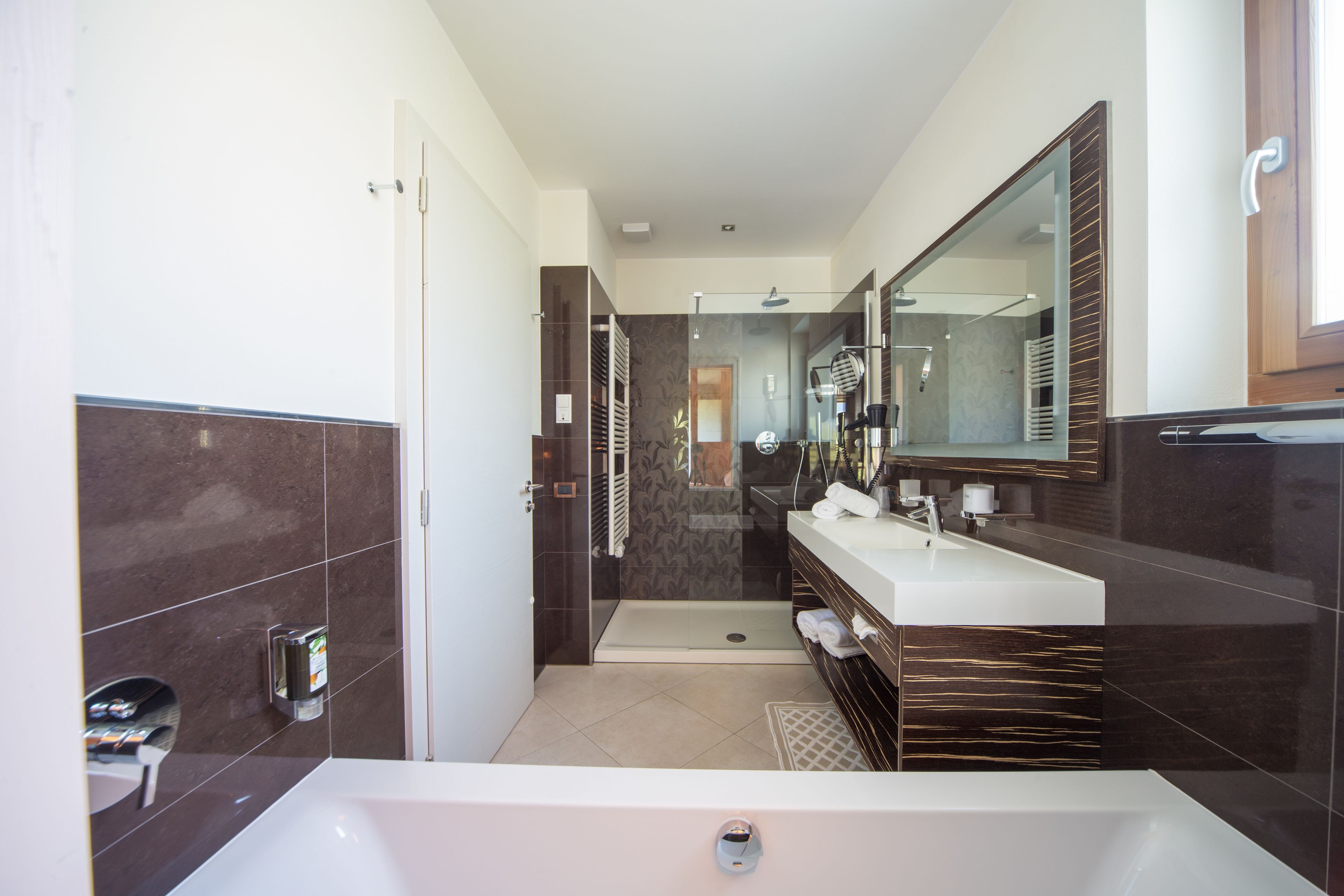 junior suite | bathroom | free toiletries, hair dryer, bathrobes, slippers