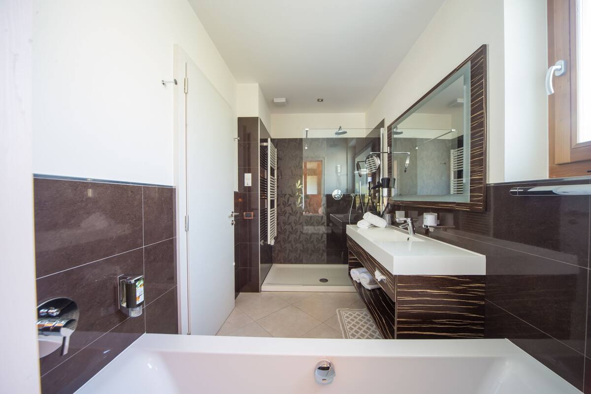 junior suite | bathroom | free toiletries, hair dryer, bathrobes, slippers