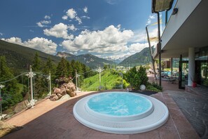 Outdoor spa tub - Mountain Spa Resort Albion (Castelrotto)