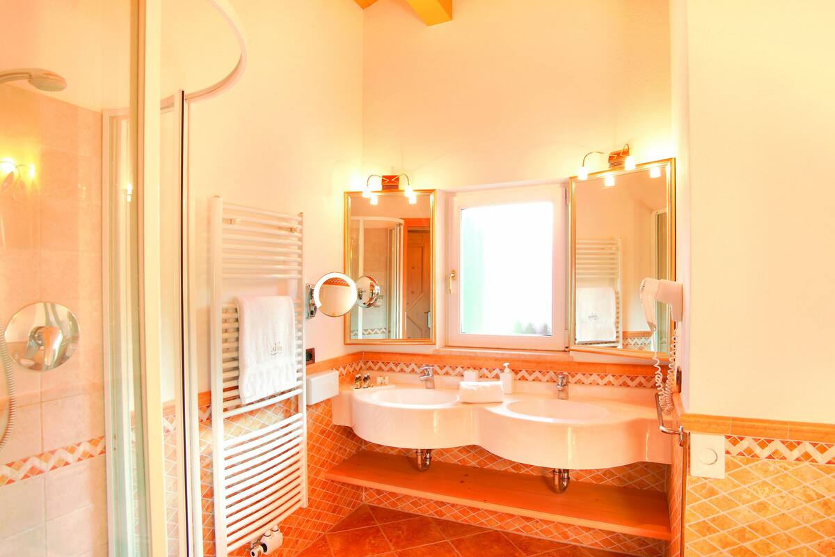 superior double room | bathroom | free toiletries, hair dryer, bathrobes, slippers