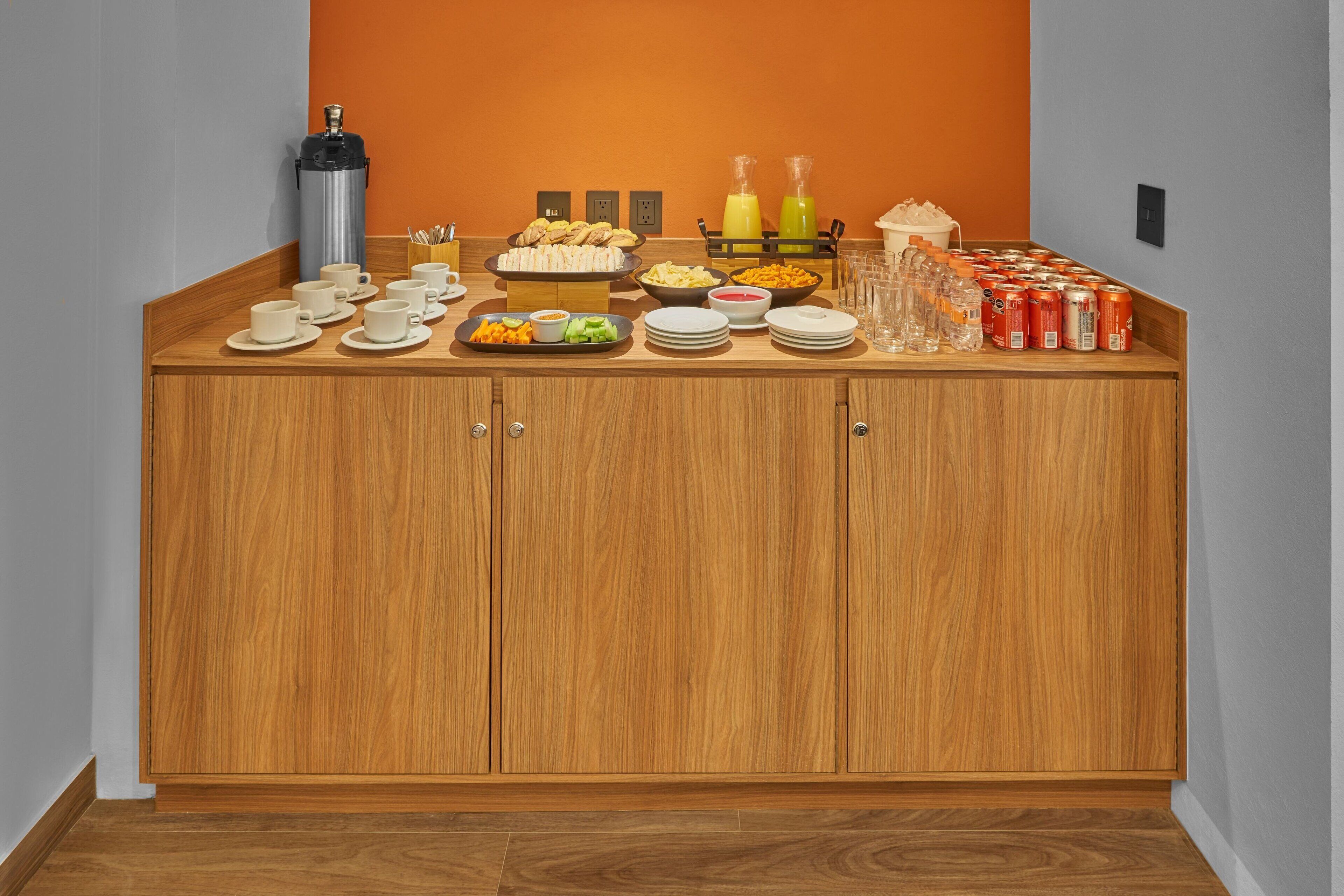 Un buffet proposant une variété de plats, de boissons et un coin café.