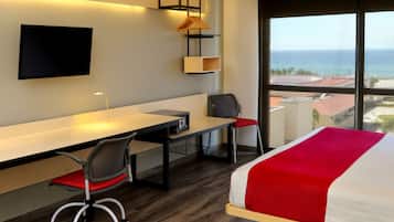 Habitación superior, 1 cama King size y sofá cama | Caja de seguridad en la habitación, escritorio y cortinas blackout