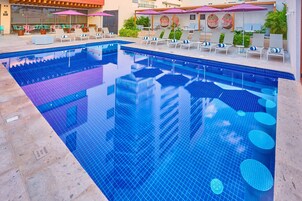 Outdoor pool, open 8 AM to 9:30 PM, pool umbrellas, pool loungers