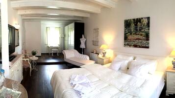 2 bedrooms, in-room safe, individually decorated, individually furnished