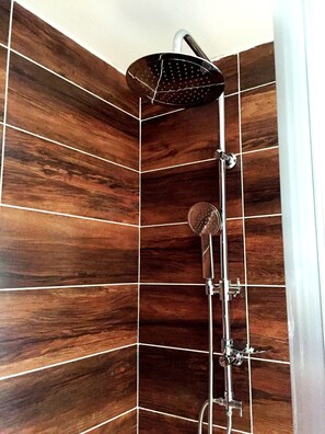 Romantic Apartment, 2 Bedrooms, City View, Garden Area  | Bathroom shower