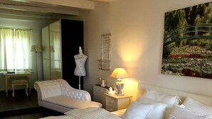 Romantic Apartment, 2 Bedrooms, City View, Garden Area 
