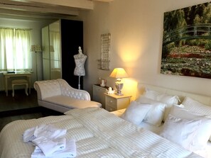 Romantic Apartment, 2 Bedrooms, City View, Garden Area  | 2 chambres, coffre-fort, décor unique, ameublement unique