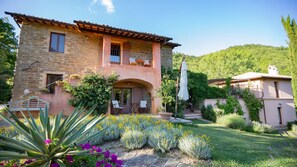 Exterior - Converted farmhouse apartment, Swimming Pool, free WIFI (Masolino) (Assisi)