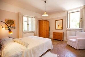 Room - Converted farmhouse apartment, Swimming Pool, free WIFI (Masolino) (Assisi)