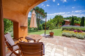 Outdoor dining - Boutique Rental, Garden Facing Terrace (Lorenzetti) (assisi)