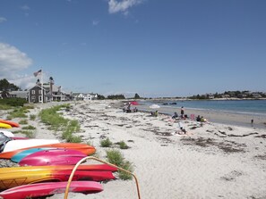 Vlak bij het strand, ligstoelen, strandlakens