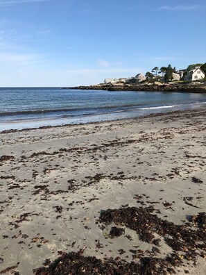 Playa en los alrededores, camastros y toallas de playa