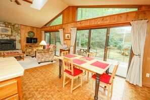 Interior - 5.5 Acre Creek Front ~ Hi Speed Internet/ROKU TV (Murphy)