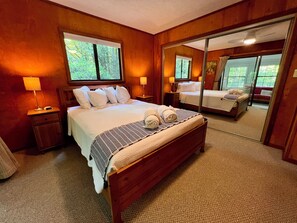 2 makuuhuonetta, työpöytä, silitysrauta/-lauta, ilmainen Wi-Fi