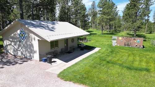 Cœur des Black Hills, forêt nationale limitrophe, air pur et étoiles brillantes!