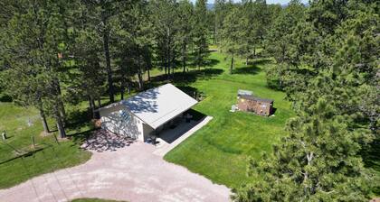 Heart of the Black Hills, Bordering National Forest, Fresh Air & Bright Stars!!