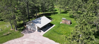 Heart of the Black Hills, Bordering National Forest, Fresh Air & Bright Stars!!