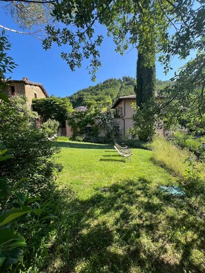 Property grounds - Boutique Studio Apartment in Traditional Villa, Swimming Pool, WIFI (Perugino) (assisi)
