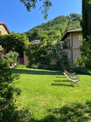 Property grounds - Boutique Studio Apartment in Traditional Villa, Swimming Pool, WIFI (Perugino) (assisi)