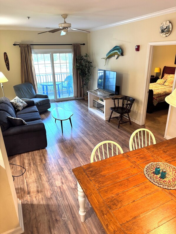 Smart TV, Netflix, Hulu, DVD player