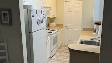 KylskÄp, mikrovÄgsugn, ugn och spishÀll