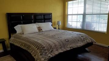 8 Schlafzimmer, Schreibtisch, Bügeleisen/Bügelbrett, Reisekinderbett