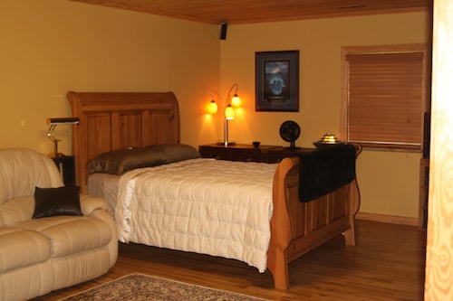 BEAUTIFUL STUDIO NORTH CHARLESTON! 