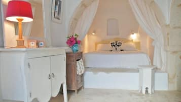 3 bedrooms, iron/ironing board, internet, bed sheets