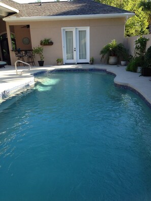 Una piscina al aire libre