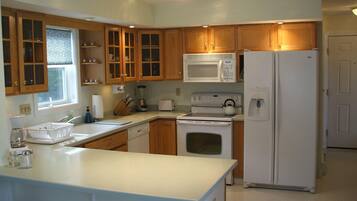 Een koelkast, een magnetron, een oven, een kookplaat