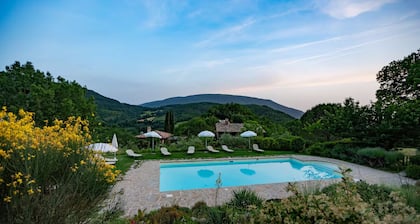 Lovely Two Bedrooml Cottage, Swimming Pool, Free WIFI (Cimabue)