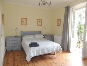 3 bedrooms, iron/ironing board, free WiFi, bed sheets - La Tour du Chambon - the tower wing of a beautiful 1850's Maison de Maitre (Brignac-La-Plaine)
