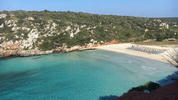 Playa en los alrededores y toallas de playa