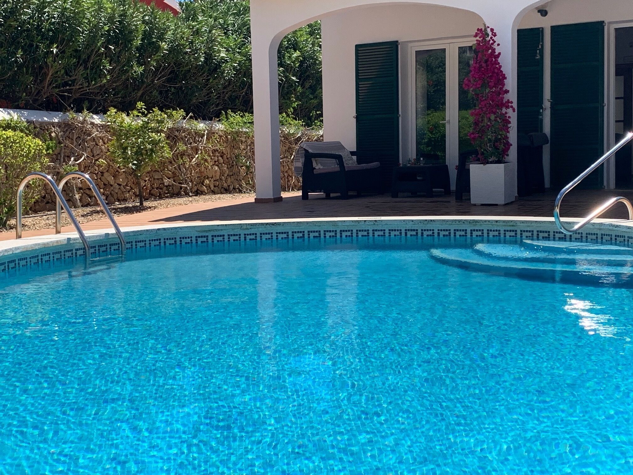 Piscine chauffée, chaises longues