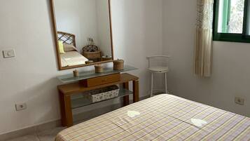 2 habitaciones, tabla de planchar con plancha y cuna de viaje