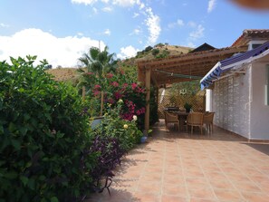 Outdoor dining - Country Finca with private pool, air con and all amenities. (Coin)