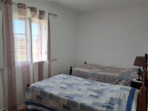 3 habitaciones, tabla de planchar con plancha, wifi y ropa de cama 
