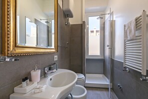 Shower, hair dryer, bidet, towels - St Peter Apt 3BR · 3BA | Central with a spectacular view! (Roma)