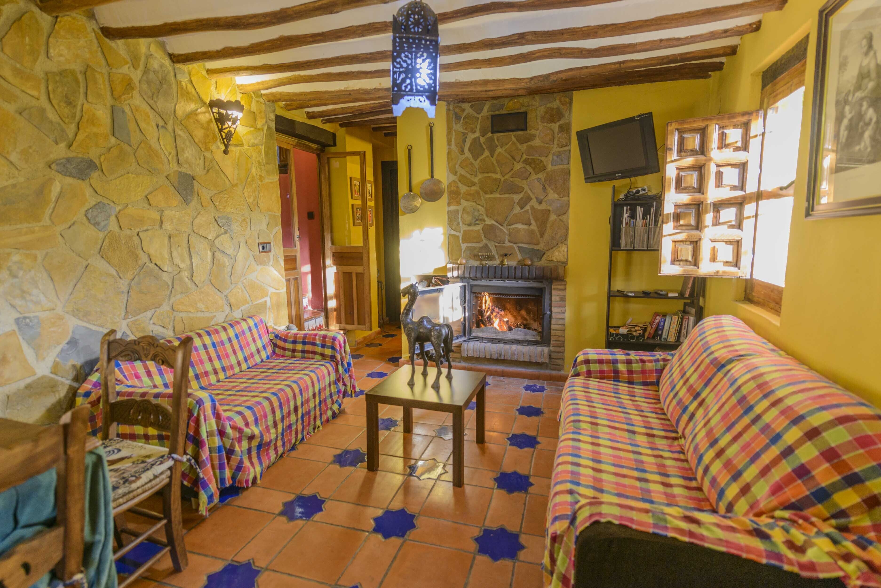 Una Smart TV, una chimenea, un reproductor de DVD, un futbolín