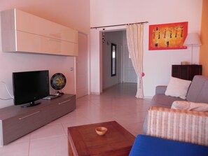 TV, DVD player - Santa Maria: Penthouse with Panoramic Ocean View (Santa Maria)