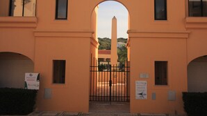 Un bâtiment portant l’enseigne « BAJA DA LUZ » et doté d’une entrée en forme d’arc.