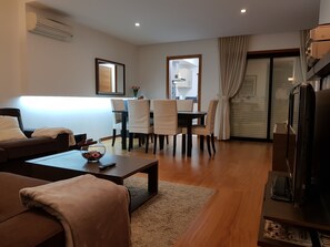 Smart-TV, DVD-Player, Bücher, Musikbibliothek