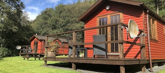 Lovely Riverside Lodge for two, by romantic Pucks Glen in the Argyll Forest Park