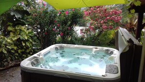 Outdoor spa tub - Kay Zanndoli, sea view, pool, jacuzzi, garden (LA Trinité)